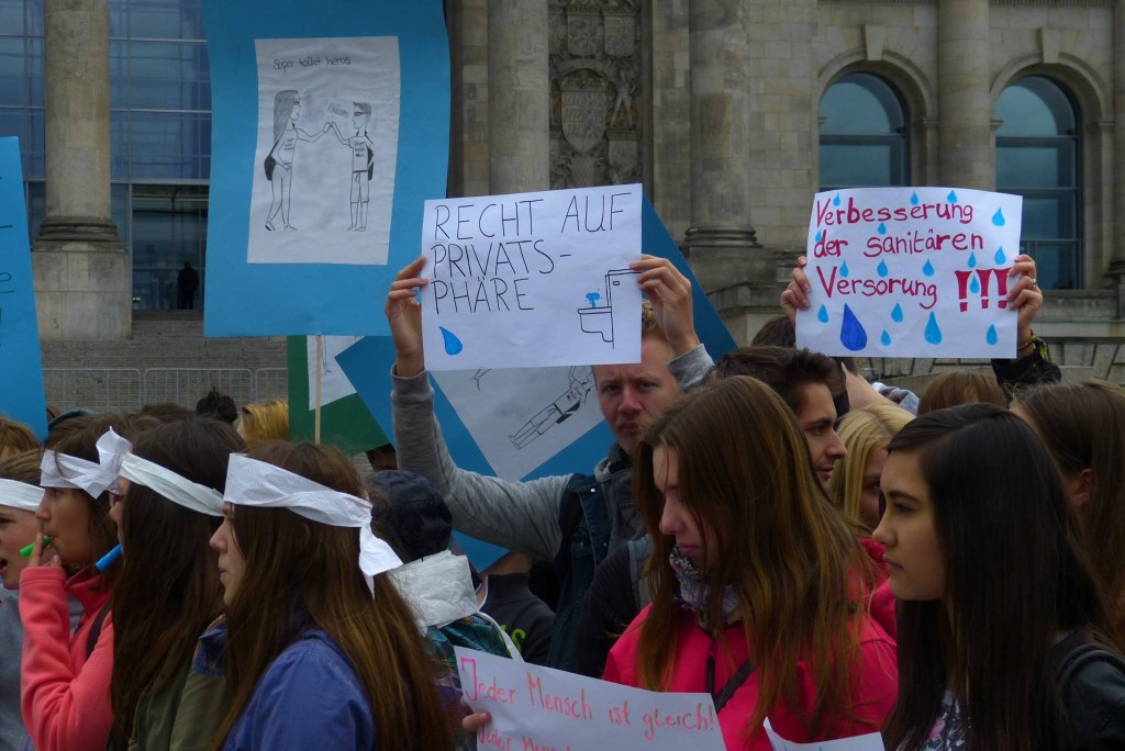 Students in Berlin who demonstrated against the inhumane sanitary situation in wars and crisis regions. 