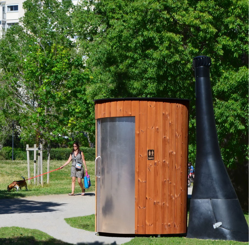 Eine Kazuba-Toilette in einem Stadtpark